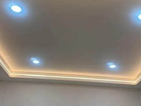 Siling ruang dalaman dengan lampu hiasan