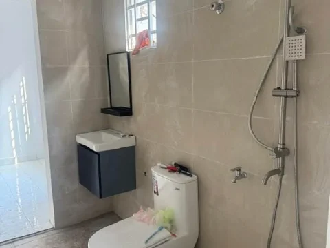 Bilik air dengan jubin dan kelengkapan sanitari