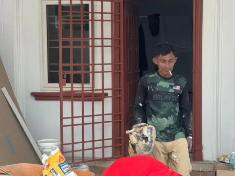 Aktiviti kerja di bahagian hadapan rumah