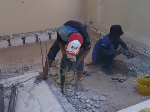 Kerja kemasan lantai di ruang dalaman