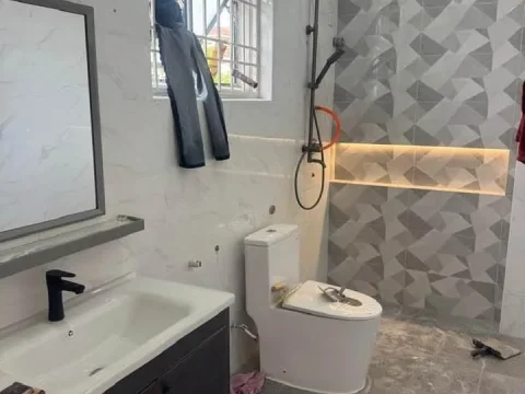 Kerja kemasan bilik air dengan jubin dinding dan kelengkapan sanitari