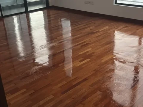 Kemasan lantai kayu kediaman