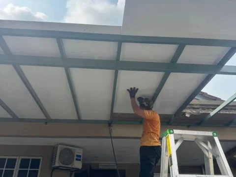Kerja pemasangan panel bumbung awning di porch rumah