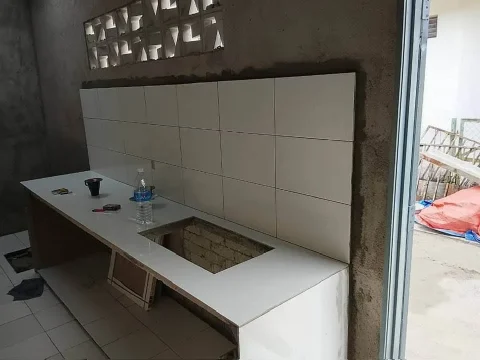 Ruang dapur dengan kabinet bawah dan permukaan kerja