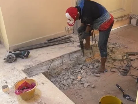 Kerja pemasangan jubin lantai