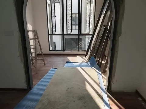 Kemasan lantai dan pintu ruang dalaman