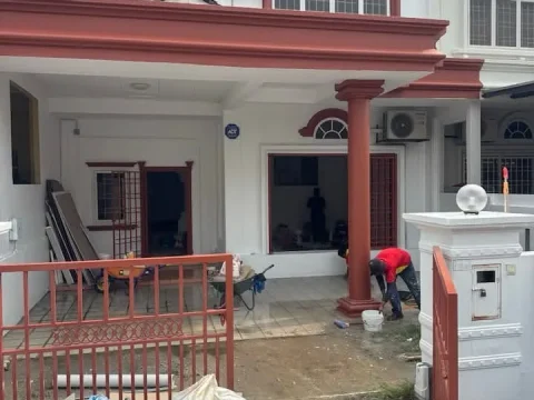 Kerja ubahsuai di hadapan rumah