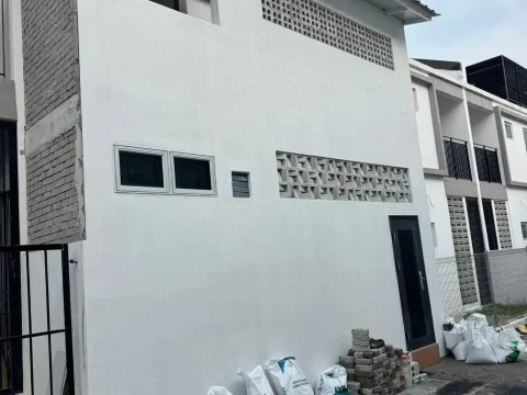 Dinding sisi rumah dan kerja kemasan luar