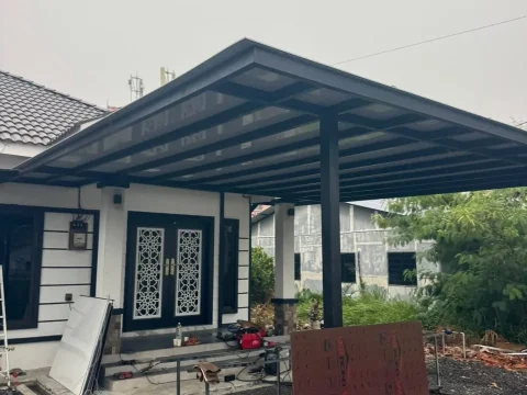 Struktur awning di halaman rumah
