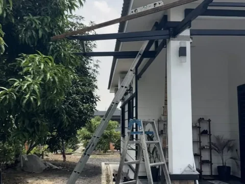 Kerja pemasangan struktur awning sisi rumah