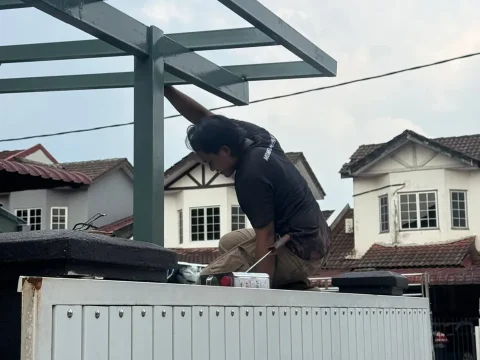 Awning porch rumah dengan rangka dan panel