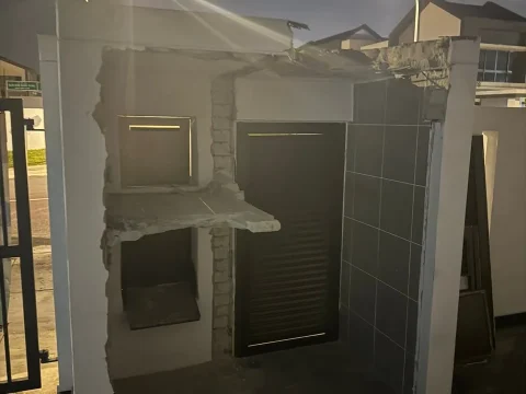 Ruang luar rumah dengan lampu