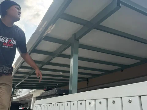 Kerja pemasangan panel awning