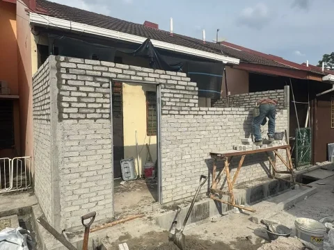 Kerja pembinaan dan kemasan hadapan rumah