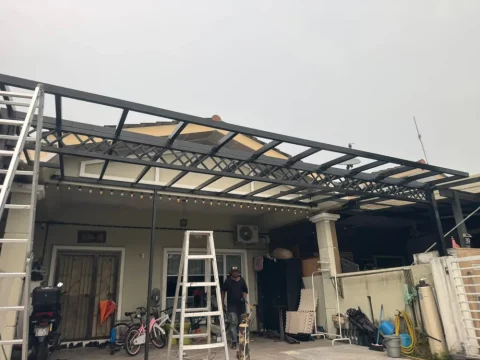 Rangka awning porch rumah dalam proses pemasangan