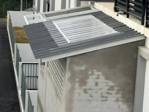 Awning kecil di bahagian tingkap rumah