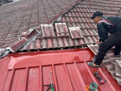 Kerja pembaikan dan pemasangan komponen bumbung rumah