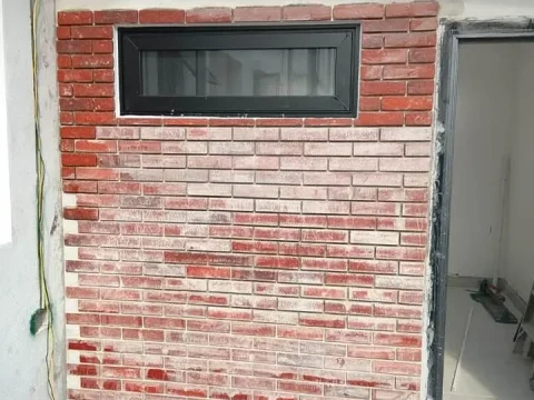 Dinding bata dan tingkap ruang rumah