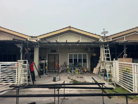 Struktur awning di hadapan rumah