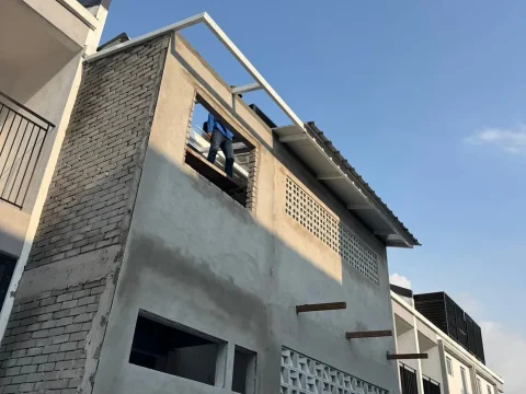 Paparan sisi dan fasad rumah